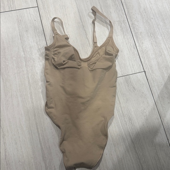 skims seamless sculpt bodysuit size Small - Picture 8 of 9